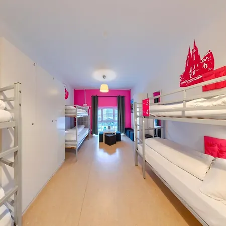 马尔堡旅舍 旅馆 *