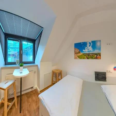 旅馆 马尔堡旅舍 *