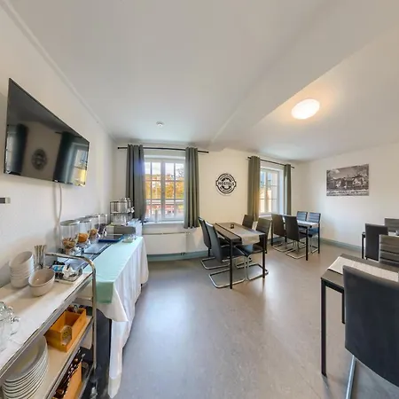 马尔堡旅舍 旅馆 *