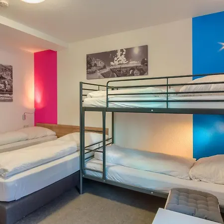 马尔堡旅舍 旅馆 *