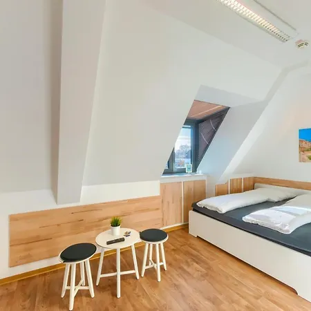 旅馆 马尔堡旅舍 *