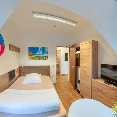 旅馆 马尔堡旅舍 *